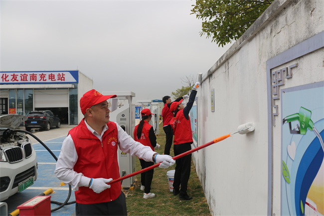 中马合资公司党支部与中石油友谊南加油站党支部开展刷墙党建联建活动